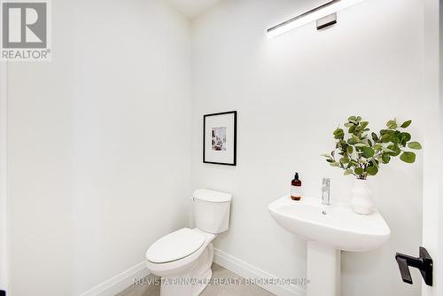10 Woodmere Path, Middlesex Centre (Ilderton), ON - Indoor Photo Showing Bathroom