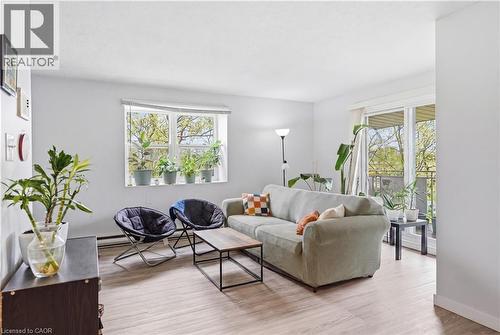 Bright living space with light-toned wood-finish flooring - 91 Westmount Road Unit# 3, Waterloo, ON - Indoor Photo Showing Living Room
