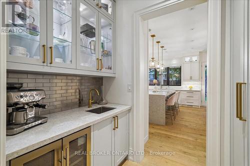 1445 Skyline Drive, Mississauga, ON - Indoor Photo Showing Kitchen With Upgraded Kitchen