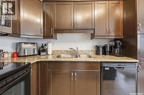 111 105 Lynd Crescent, Saskatoon, SK - Indoor Photo Showing Kitchen With Double Sink