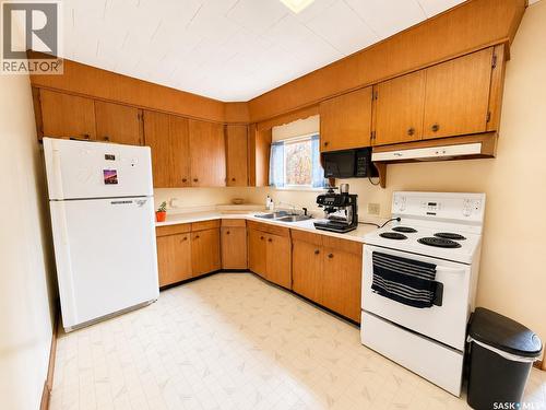 828 I Avenue S, Saskatoon, SK - Indoor Photo Showing Kitchen With Double Sink