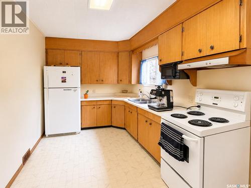 828 I Avenue S, Saskatoon, SK - Indoor Photo Showing Kitchen With Double Sink