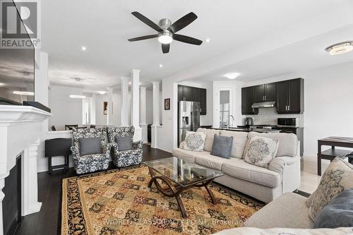 4073 Healing Street, Lincoln, ON - Indoor Photo Showing Living Room