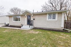 125 Braintree CR  Winnipeg, MB R3J 1E3