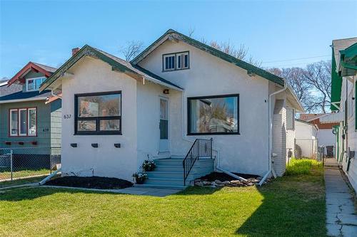 637 Valour RD  Winnipeg, MB R3G 3A8