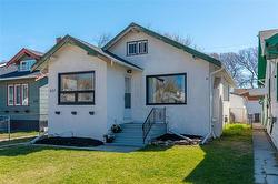 637 Valour RD  Winnipeg, MB R3G 3A8
