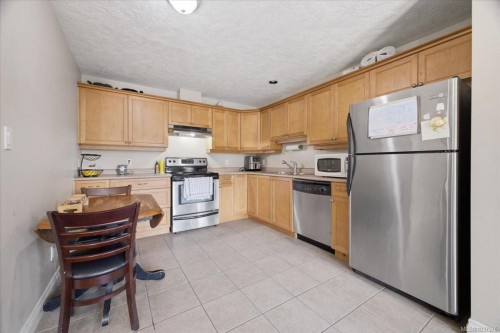 #101-2510 Alexander St, Duncan, BC - Indoor Photo Showing Kitchen With Stainless Steel Kitchen