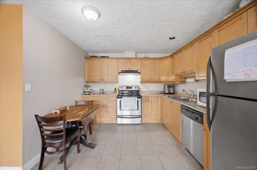 #101-2510 Alexander St, Duncan, BC - Indoor Photo Showing Kitchen With Stainless Steel Kitchen With Double Sink
