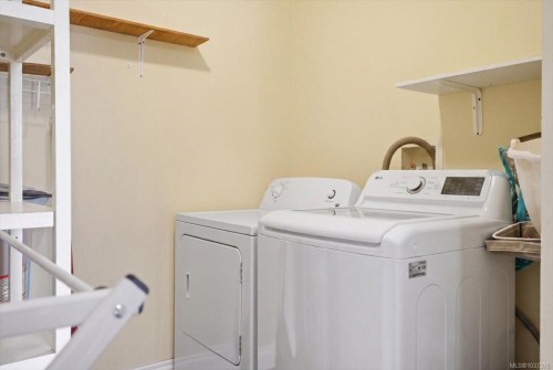 #101-2510 Alexander St, Duncan, BC - Indoor Photo Showing Laundry Room