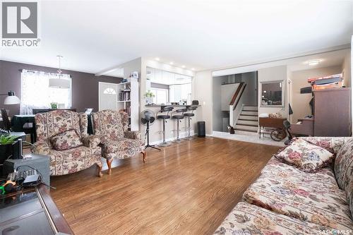 92 Bell Street, Regina, SK - Indoor Photo Showing Living Room