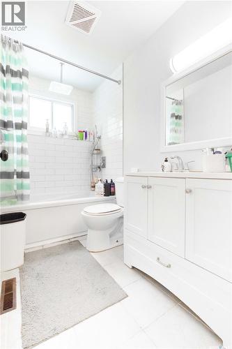 92 Bell Street, Regina, SK - Indoor Photo Showing Bathroom