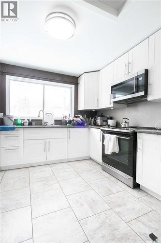 92 Bell Street, Regina, SK - Indoor Photo Showing Kitchen