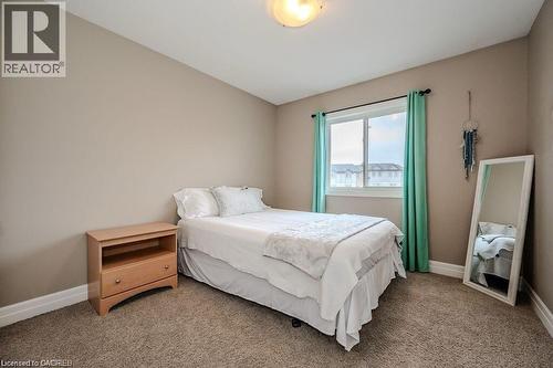 Bright room featuring neutral-toned walls, a single window, and plush carpet flooring - 275 Old Huron Road Unit# 21, Kitchener, ON - Indoor Photo Showing Bedroom