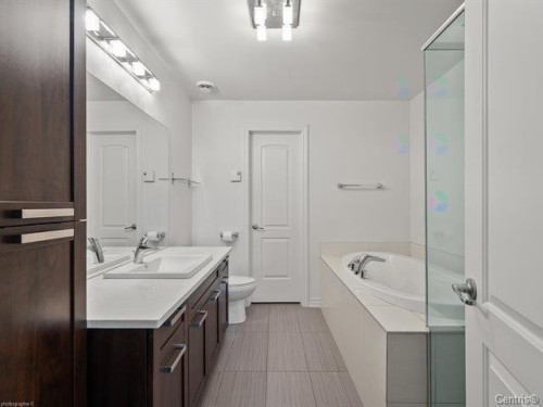 Salle de bains attenante à la CCP - 2340  - 303 Rue Monet, Laval (Duvernay), QC - Indoor Photo Showing Bathroom