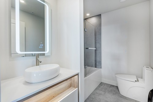 Bathroom - 905-3000 Boul. Thimens, Montréal (Saint-Laurent), QC - Indoor Photo Showing Bathroom