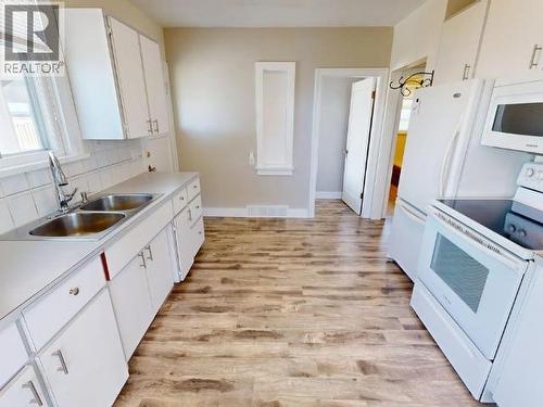 4439 Omineca Ave, Powell River, BC - Indoor Photo Showing Kitchen With Double Sink