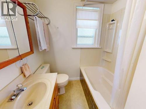 4439 Omineca Ave, Powell River, BC - Indoor Photo Showing Bathroom