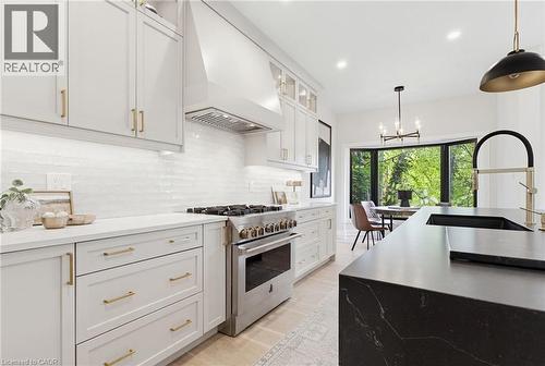 28 Undercliffe Avenue, Hamilton, ON - Indoor Photo Showing Kitchen With Upgraded Kitchen
