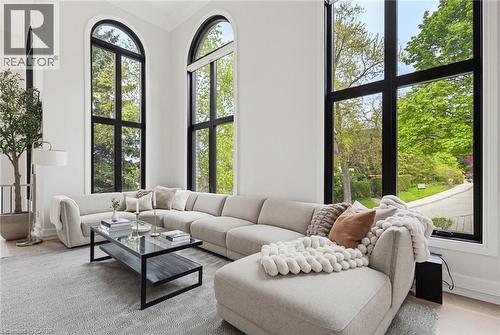 28 Undercliffe Avenue, Hamilton, ON - Indoor Photo Showing Living Room