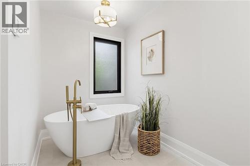 28 Undercliffe Avenue, Hamilton, ON - Indoor Photo Showing Bathroom