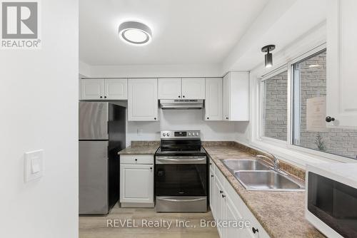 15 - 151 Linwell Road, St. Catharines (Lakeport), ON - Indoor Photo Showing Kitchen With Double Sink