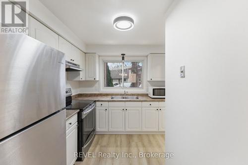 15 - 151 Linwell Road, St. Catharines (Lakeport), ON - Indoor Photo Showing Kitchen With Double Sink