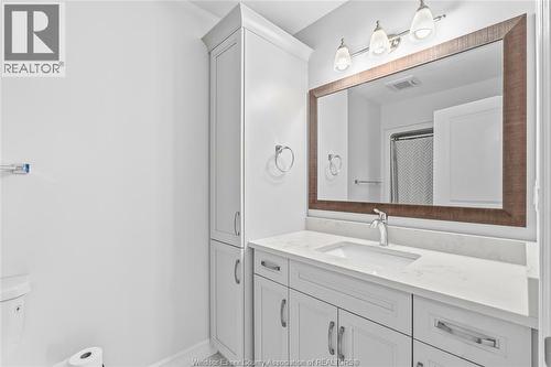 98 Peter Avenue, Leamington, ON - Indoor Photo Showing Bathroom