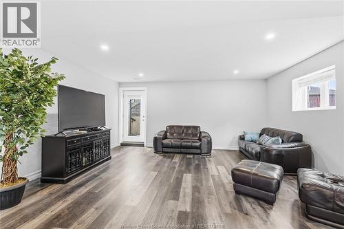 98 Peter Avenue, Leamington, ON - Indoor Photo Showing Living Room