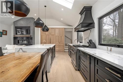 327 Goodram Drive, Burlington, ON - Indoor Photo Showing Kitchen With Upgraded Kitchen