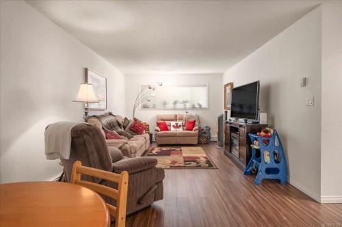 #112-218 Bayview Ave, Ladysmith, BC - Indoor Photo Showing Living Room