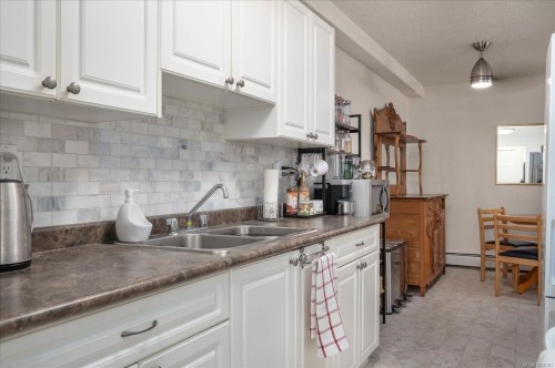 #112-218 Bayview Ave, Ladysmith, BC - Indoor Photo Showing Kitchen With Double Sink