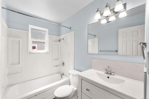 388 Pine St, Nanaimo, BC - Indoor Photo Showing Bathroom