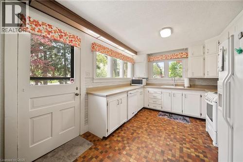 133 Mccall Crescent, Simcoe, ON - Indoor Photo Showing Kitchen