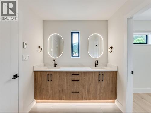 910 Lakeside Drive Unit# 208, Nelson, BC - Indoor Photo Showing Bathroom