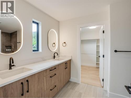 Master/primary double vanity ensuite - 910 Lakeside Drive Unit# 208, Nelson, BC - Indoor Photo Showing Bathroom