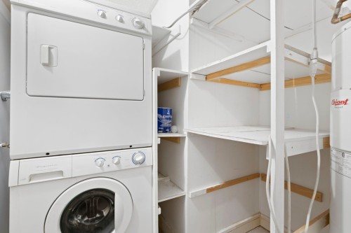 Penderie (Walk-in) - 900-1449 Rue St-Alexandre, Montréal (Ville-Marie), QC - Indoor Photo Showing Laundry Room