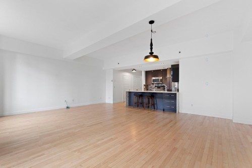 Salon - 900-1449 Rue St-Alexandre, Montréal (Ville-Marie), QC - Indoor