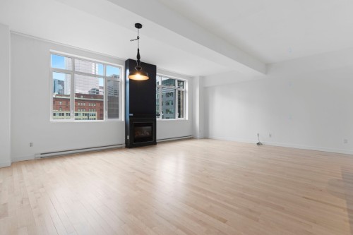 Salon - 900-1449 Rue St-Alexandre, Montréal (Ville-Marie), QC - Indoor