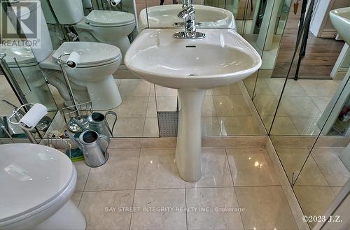 Lower - 27 Heathview Avenue, Toronto, ON - Indoor Photo Showing Bathroom