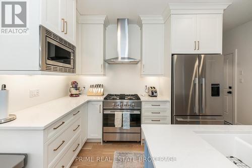 51 Compass Trail, Central Elgin, ON - Indoor Photo Showing Kitchen With Upgraded Kitchen