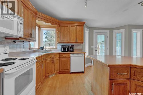 8531 Thurston Crescent, Regina, SK - Indoor Photo Showing Kitchen With Double Sink