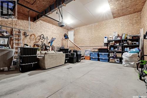 3930 Sandhill Crescent, Regina, SK - Indoor Photo Showing Garage