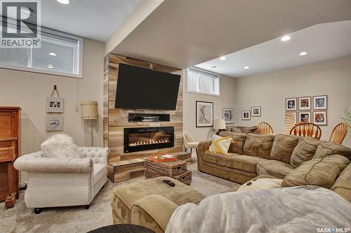 522 Hastings Crescent, Saskatoon, SK - Indoor Photo Showing Living Room With Fireplace
