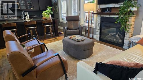 522 Hastings Crescent, Saskatoon, SK - Indoor Photo Showing Living Room With Fireplace