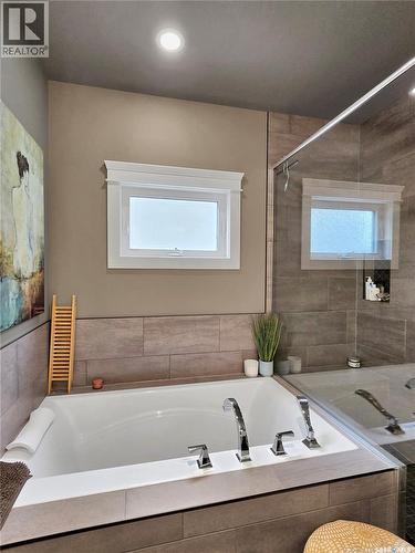 522 Hastings Crescent, Saskatoon, SK - Indoor Photo Showing Bathroom