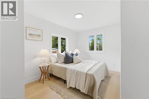 374 East 13Th Street, Hamilton, ON - Indoor Photo Showing Bedroom