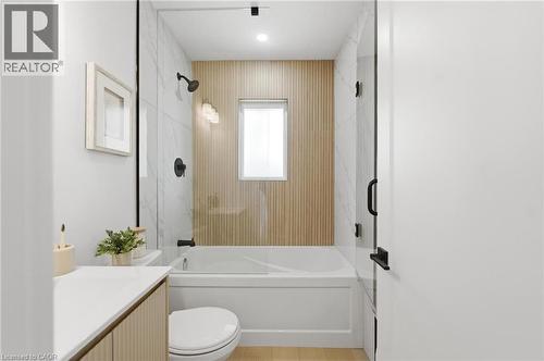 374 East 13Th Street, Hamilton, ON - Indoor Photo Showing Bathroom