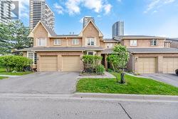 18 - 35 CEREMONIAL DRIVE  Mississauga, ON L5R 3G6
