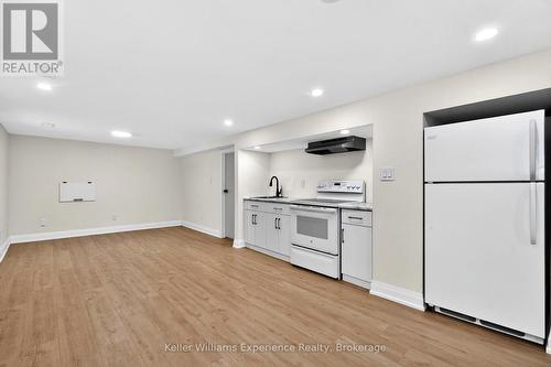 29 Nida Drive, Tiny, ON - Indoor Photo Showing Kitchen