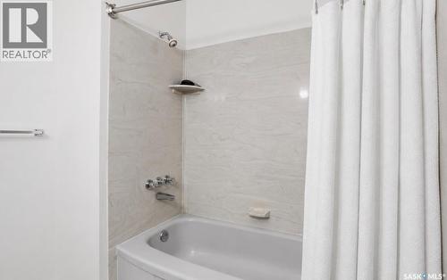 314 Waterbury Road E, Saskatoon, SK - Indoor Photo Showing Bathroom